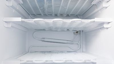 © stock.adobe.com/wsf-f Vereistes Gefrierfach eines Kühlschranks