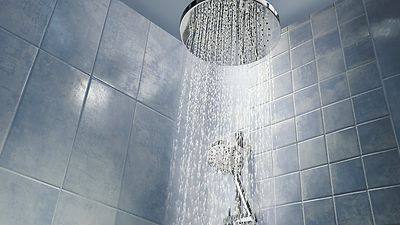 © iStock.com/Onzeg Wasser läuft aus Duschbrause