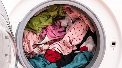 © iStock.com/KatarzynaBialasiewicz Blick in eine voll beladene Waschmaschine