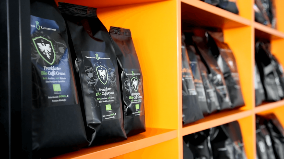 Packungen mit Röstkaffee in einem Regal