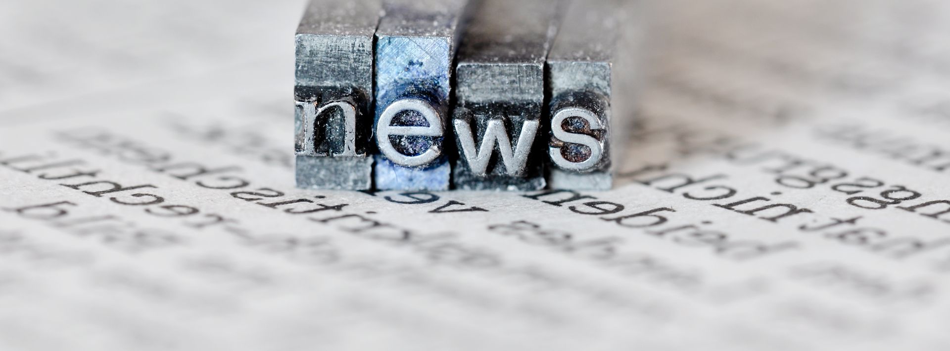 Buchstaben, die das Wort News zeigen
