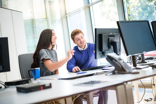 © Mainova/AndreFormer Zwei Studierende sitzen gemeinsam am Computermonitor und besprechen sich