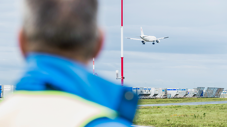 Flugzeug verlässt Frankfurter Flughafen