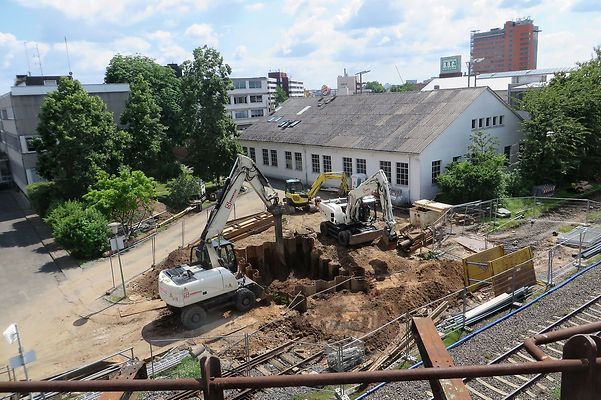 Ansicht Baustelle mit Baugrube von oben