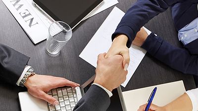 © stock.adobe.com/Karin & Uwe Annas Händeschütteln zeigt Zusammenarbeit