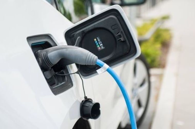 E-Auto wird geladen