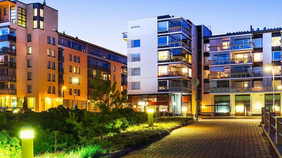 Beleuchtete Wohnanlage in der Dämmerung