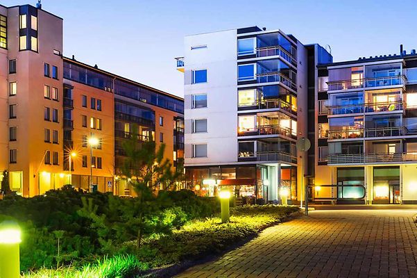 Beleuchtete Wohnanlage in der Dämmerung