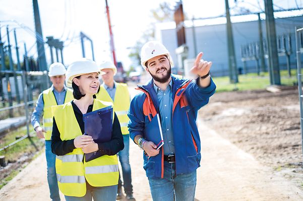 © Mainova/AndreFormer Vier Personen Mainova Team im Außeneinsatz. Er zeigt auf ein Gegenstand außerhalb des Bildes.