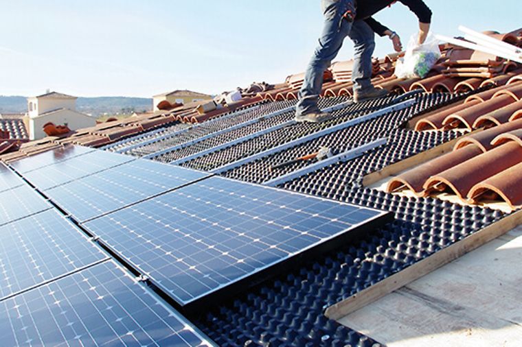 © stock.adobe.com/pf30 Solarmodule werden von Arbeiter installiert