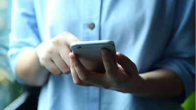 Mann bedient Handy