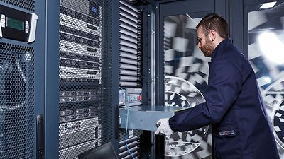 Bauteil einer USV-Anlage wird getauscht