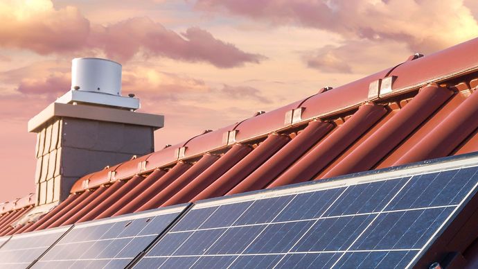 Solarmodule einer Photovoltaikanlage auf dem Dach