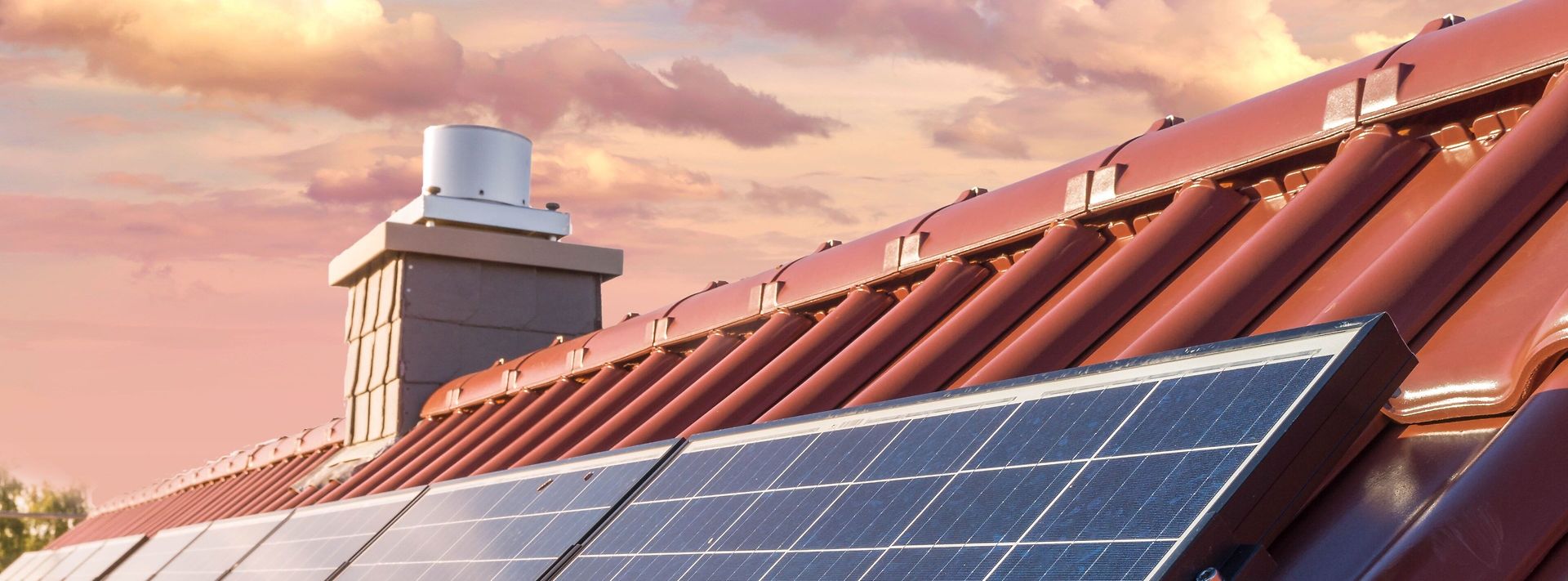 Solarmodule einer Photovoltaikanlage auf dem Dach