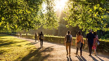 Spaziergänger in einem idyllischen Park