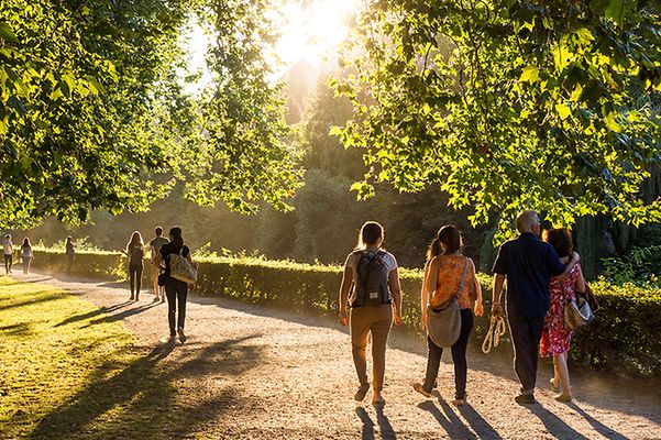 © stock.adobe.com/joh.sch Spaziergänger in einem idyllischen Park