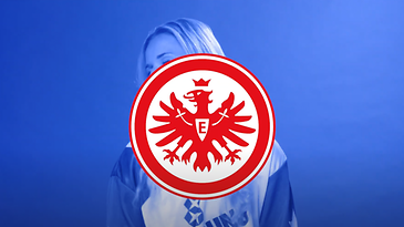 Das Wappen des Fußballvereins Eintracht Frankfurt vor blauem Hintergrund.
