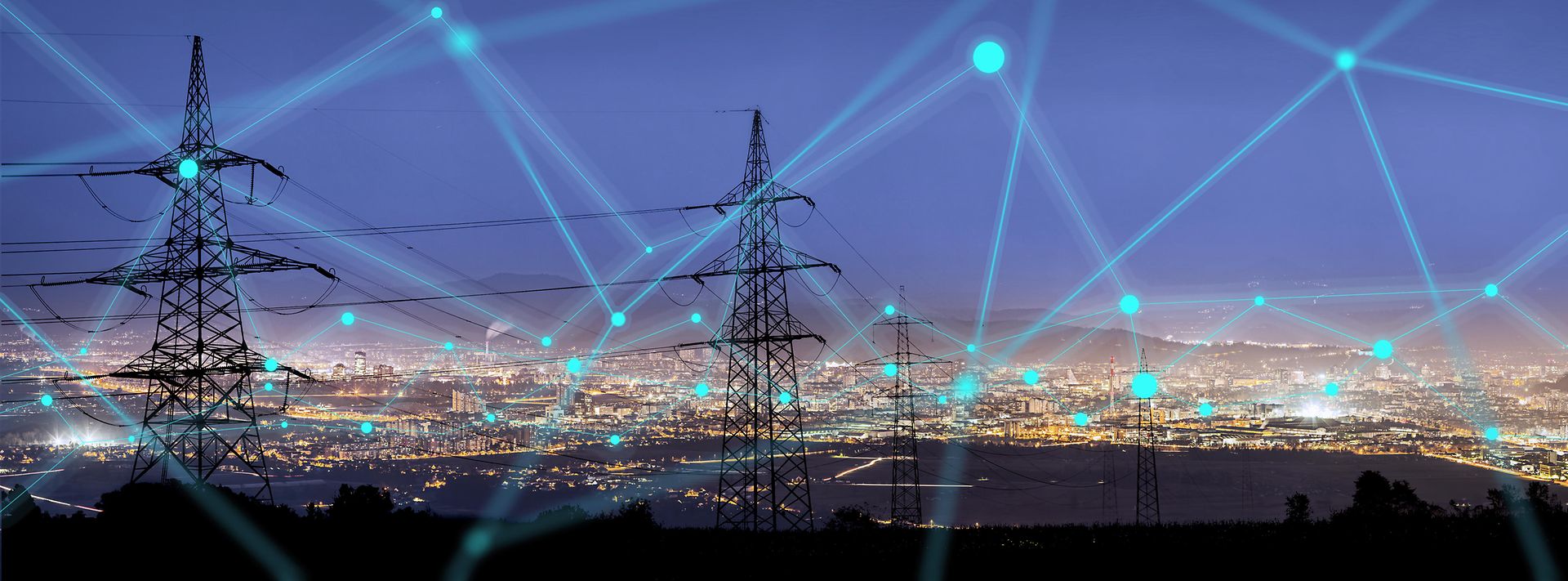 © stock.adobe.com/urbans78 Vernetzte Strommasten vor einer Großstadt