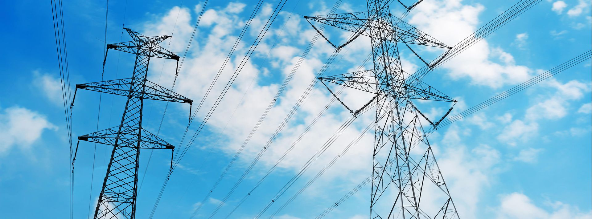 © stock.adobe.com/zorabc Zwei Freileitungsmasten vor blauem Himmel