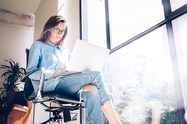 © www.adobestock.com - SFIO CRACHO Frau füllt Förderantrag für Wallbox am Laptop aus