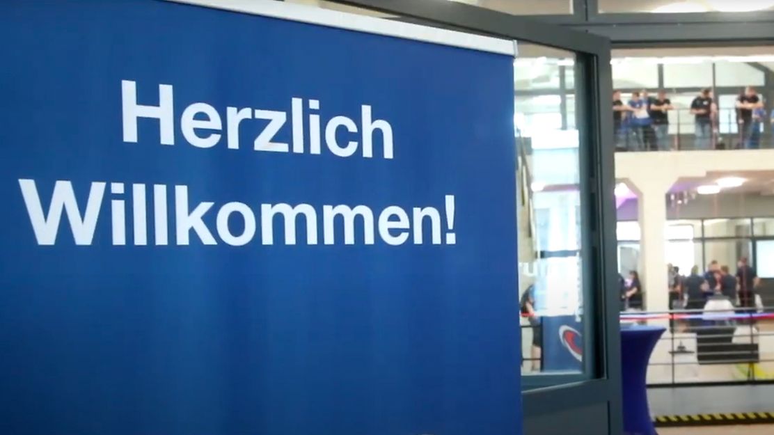 © Mainova/DennisMöbus Schild mit Schriftzug "Herzlich Willkommen" im Ausbildungszentrum