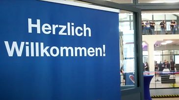 © Mainova/DennisMöbus Schild mit Schriftzug "Herzlich Willkommen" im Ausbildungszentrum