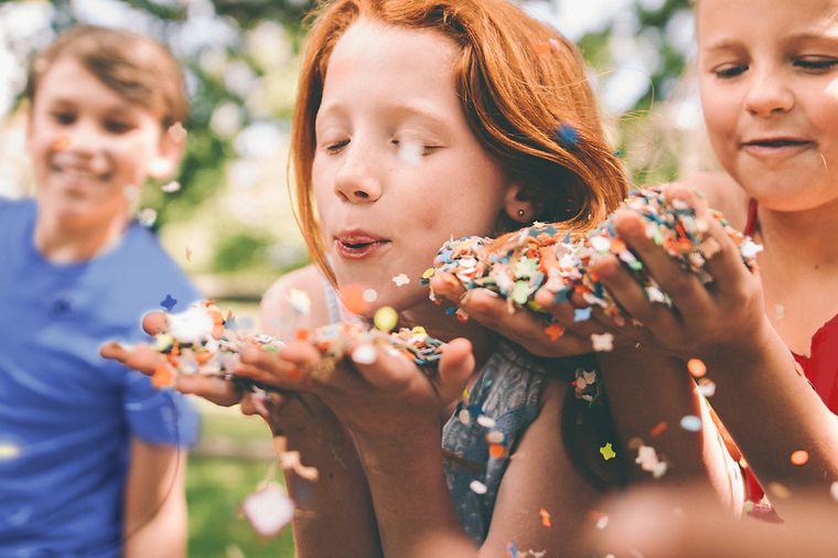 Kinder mit Konfetti in den Händen