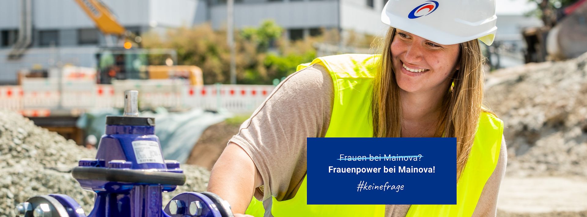 © Mainova/DennisMöbus Junge Frau mit Helm und Warnweste auf Baustelle