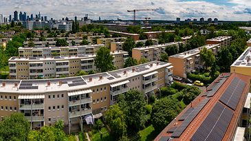 Große Wohnsiedlung mit Solaranlagen auf den Dächern