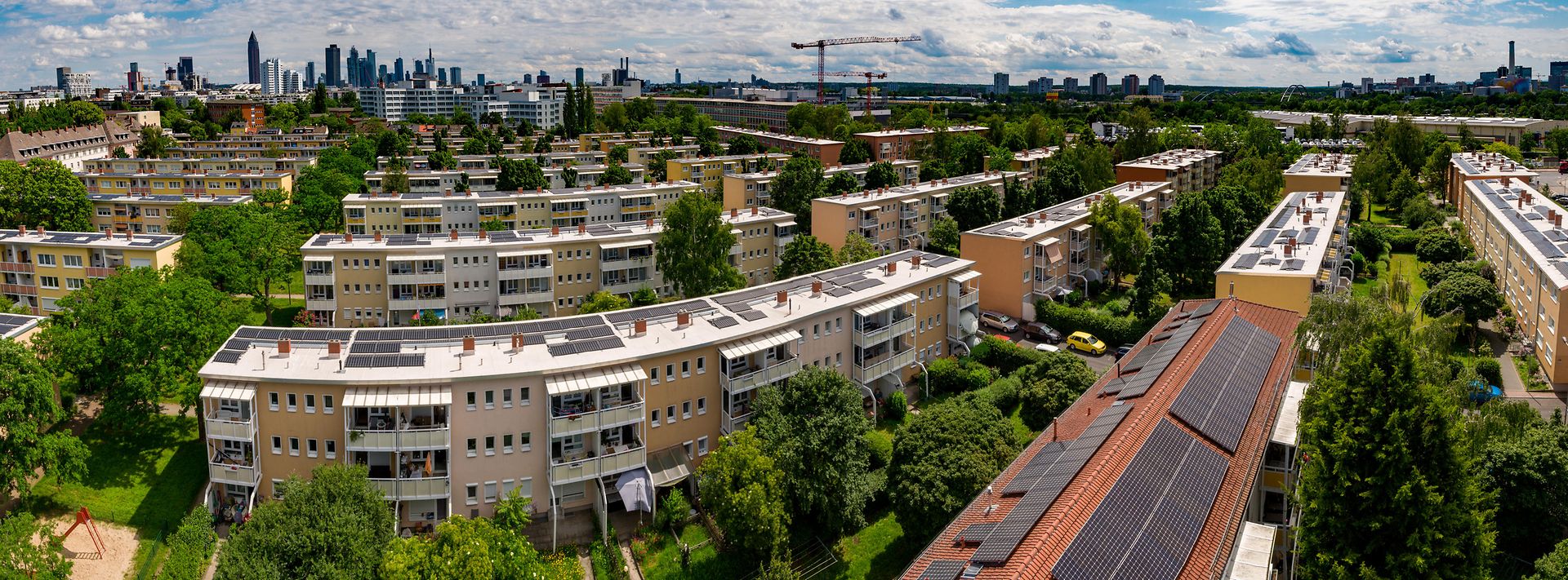 Große Wohnsiedlung mit Solaranlagen auf den Dächern