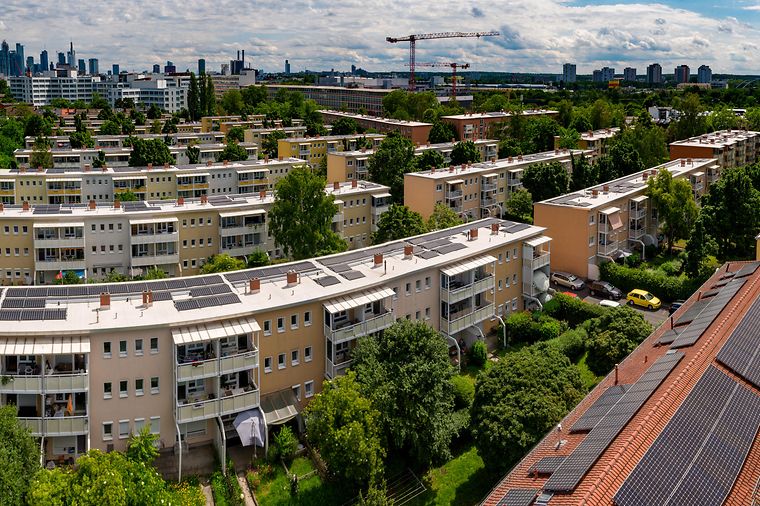 Große Wohnsiedlung mit Solaranlagen auf den Dächern