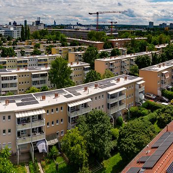 Große Wohnsiedlung mit Solaranlagen auf den Dächern