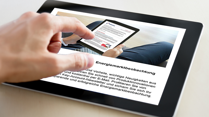 Eine Hand bedient ein Tablet, das auf dem Tisch liegt.