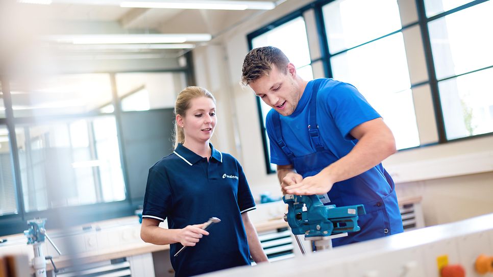 Zwei junge Azubis arbeiten in der Mainova Technik.