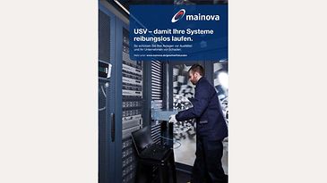 Ein Techniker arbeitet an einem Serverrack, ein Laptop steht auf einem Hocker daneben.