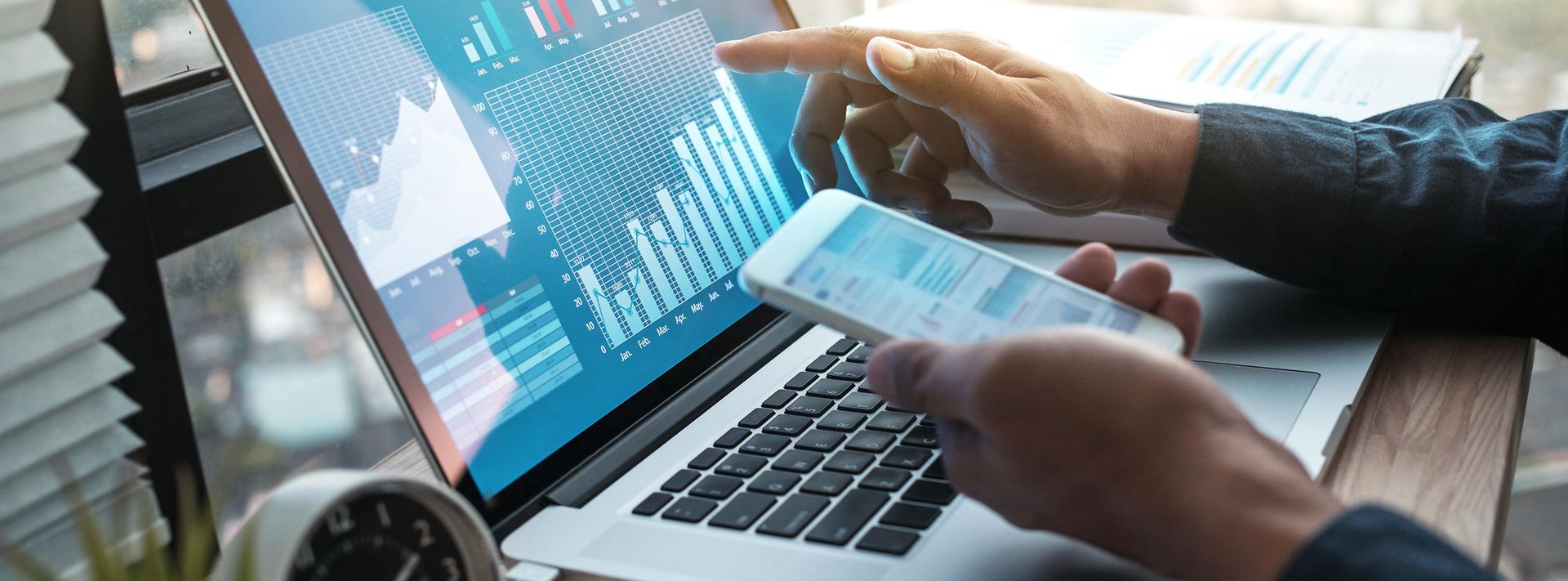 © iStock.com - HAKINMHAN Finger einer Hand zeigt auf den Monitor eines aufgeklappten Laptops
