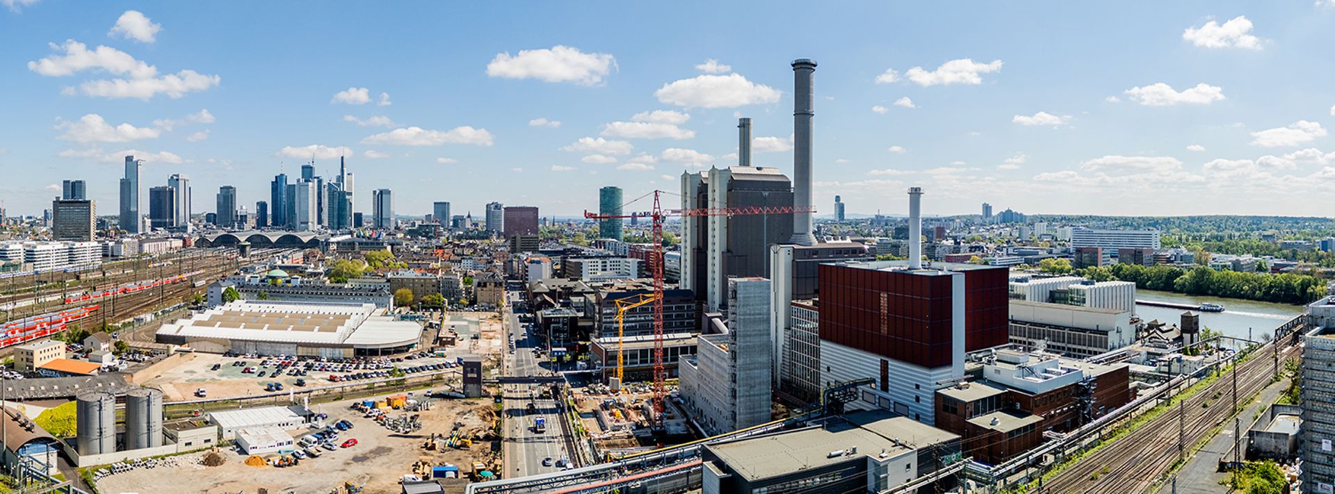 © Mainova/DennisMöbus Heizkraftwerk West in Frankfurt aus der Vogelperspektive und Skyline im Hintergrund