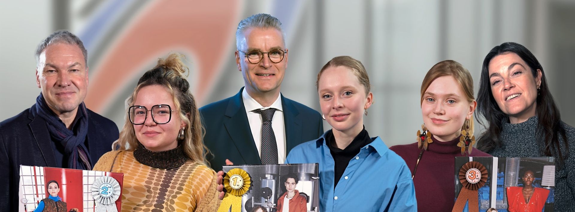 Gewinnerinnen mit Kreationen und Teil der Jury