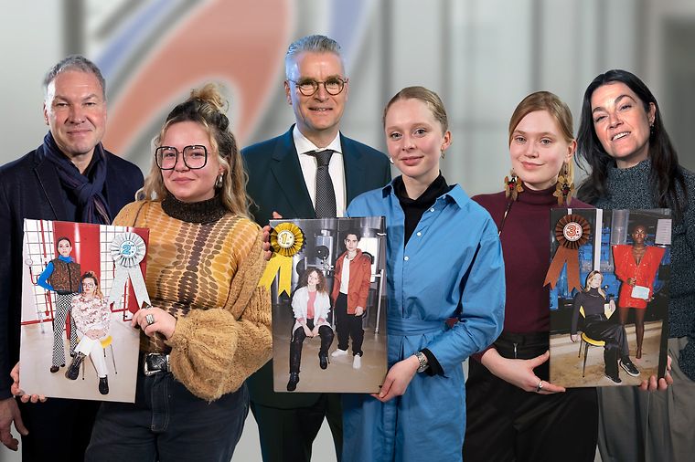 Gewinnerinnen mit Kreationen und Teil der Jury