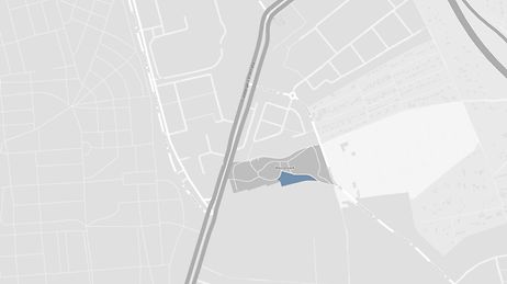 Eine graue Karte mit Straßen und einem blauen Teich in der Mitte.