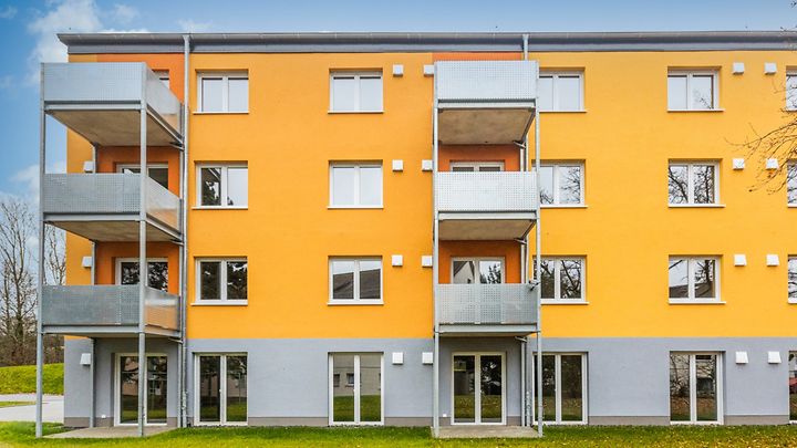 Gelbes Mehrfamilienhaus in der Liederbacher Heidesiedlung