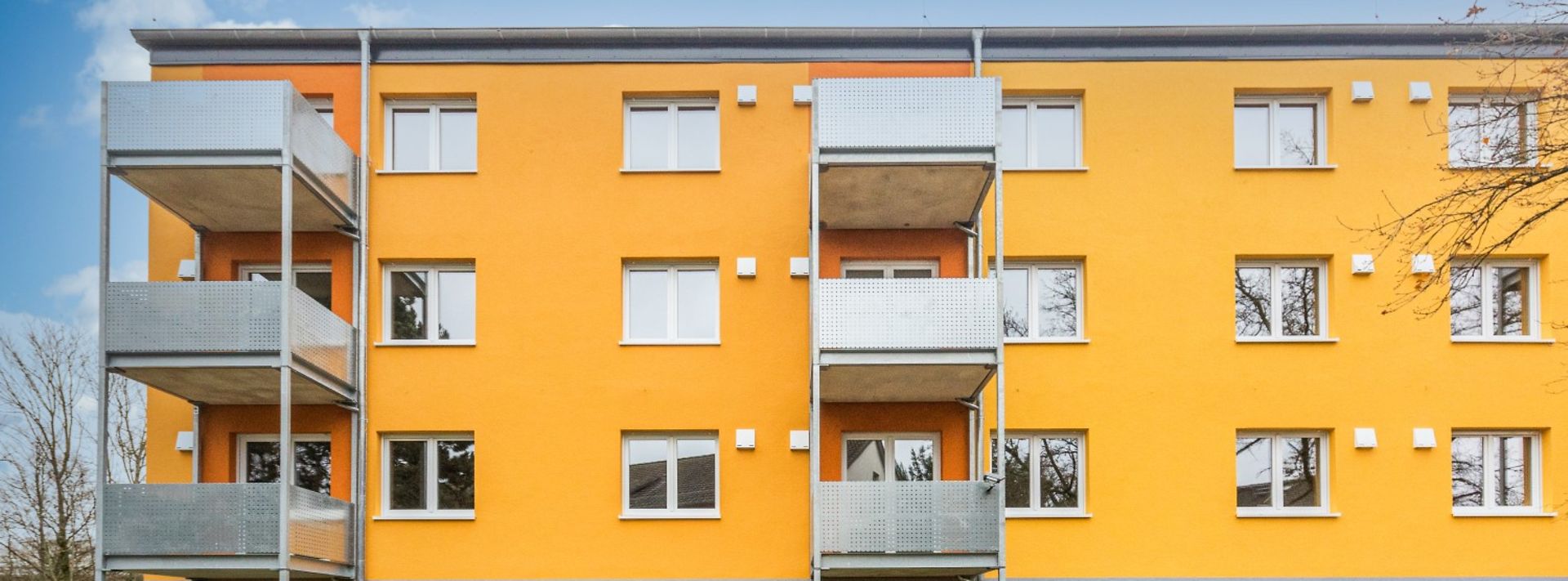 Gelbes Mehrfamilienhaus in der Liederbacher Heidesiedlung