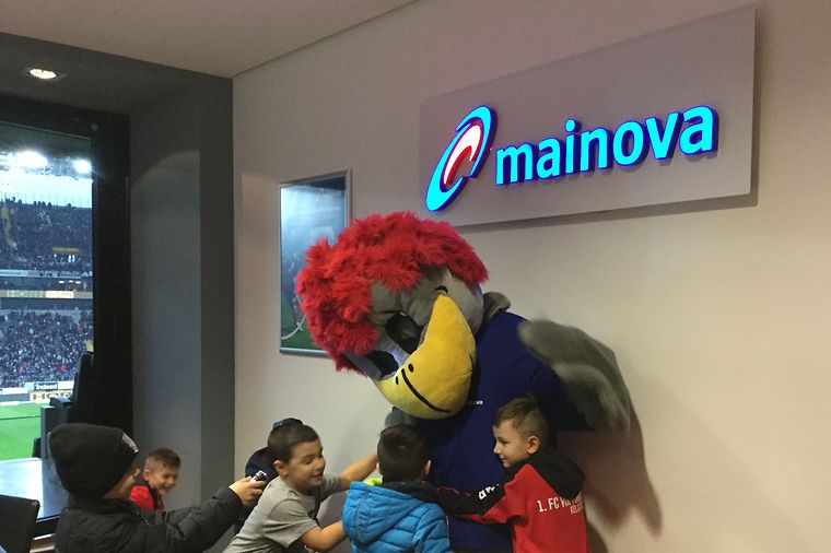 Kinder mit Maskottchen in der Mainova-Loge