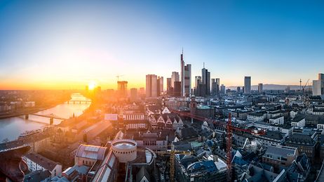 Panorama der Frankfurter Skyline bei Sonnenuntergang