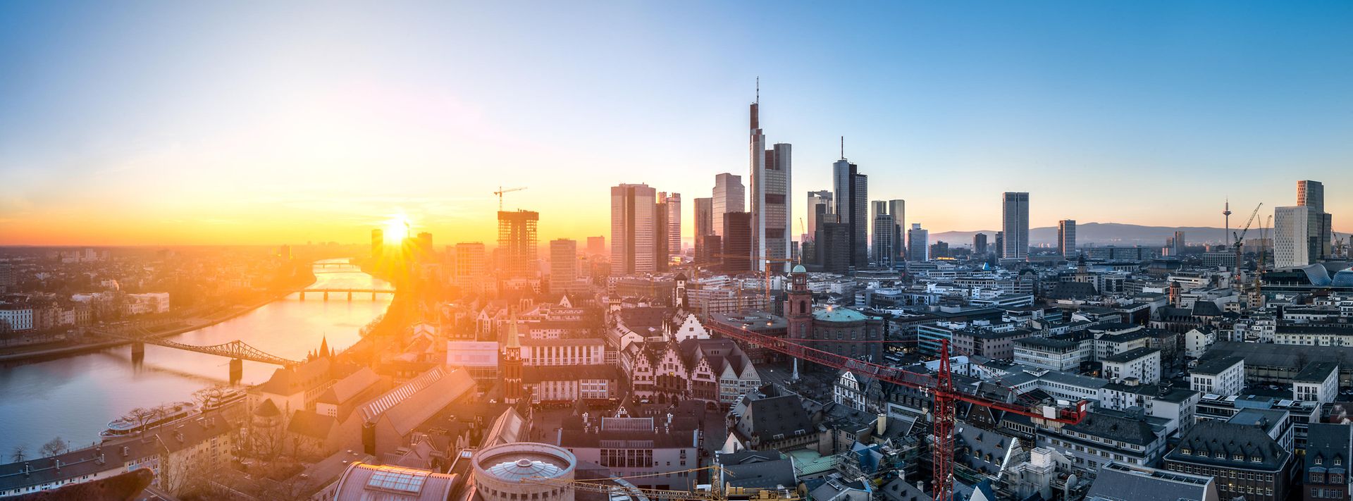 Panorama der Frankfurter Skyline bei Sonnenuntergang.