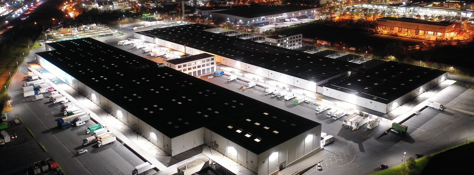 Beleuchtetes Frischezentrum Frankfurt bei Nacht aus der Vogelperspektive