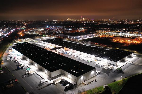 Beleuchtetes Frischezentrum Frankfurt bei Nacht aus der Vogelperspektive