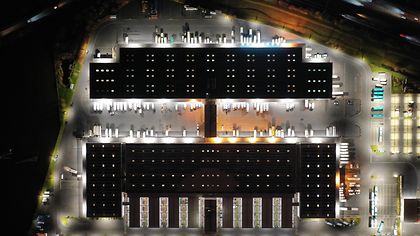 Frischezentrum beleuchtet in der Nacht von oben