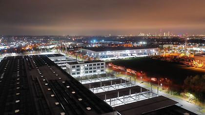 Frischezentrum beleuchtet im Dunkeln von oben