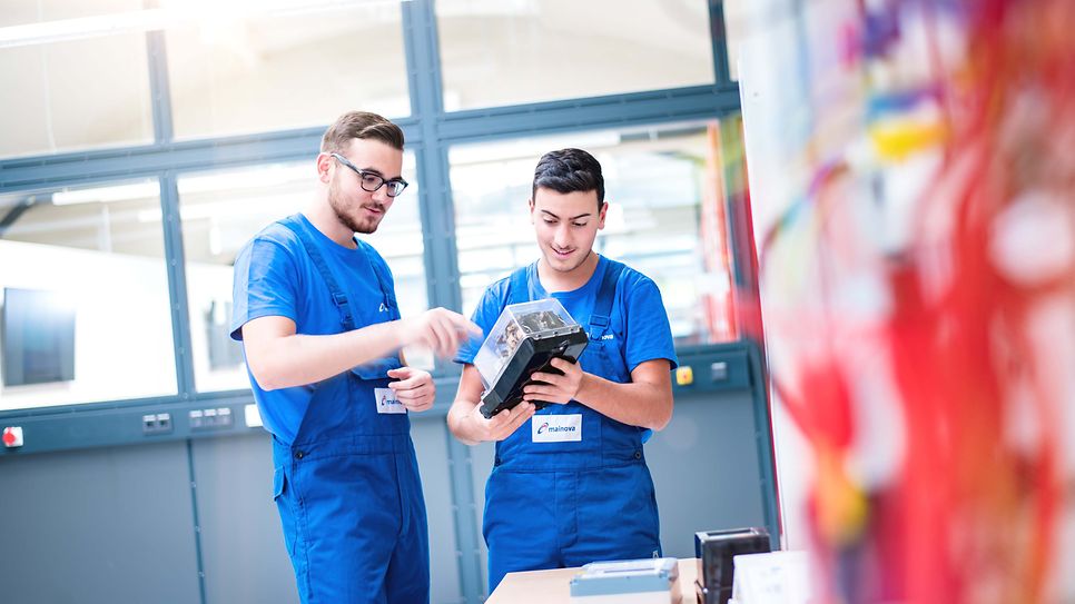 Zwei Auszubildende im Blaumann mit einem Elektromodul_0838